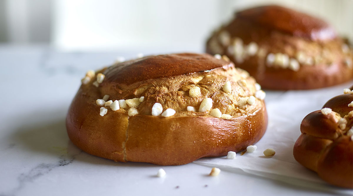 bread with pearl sugar, craquelin